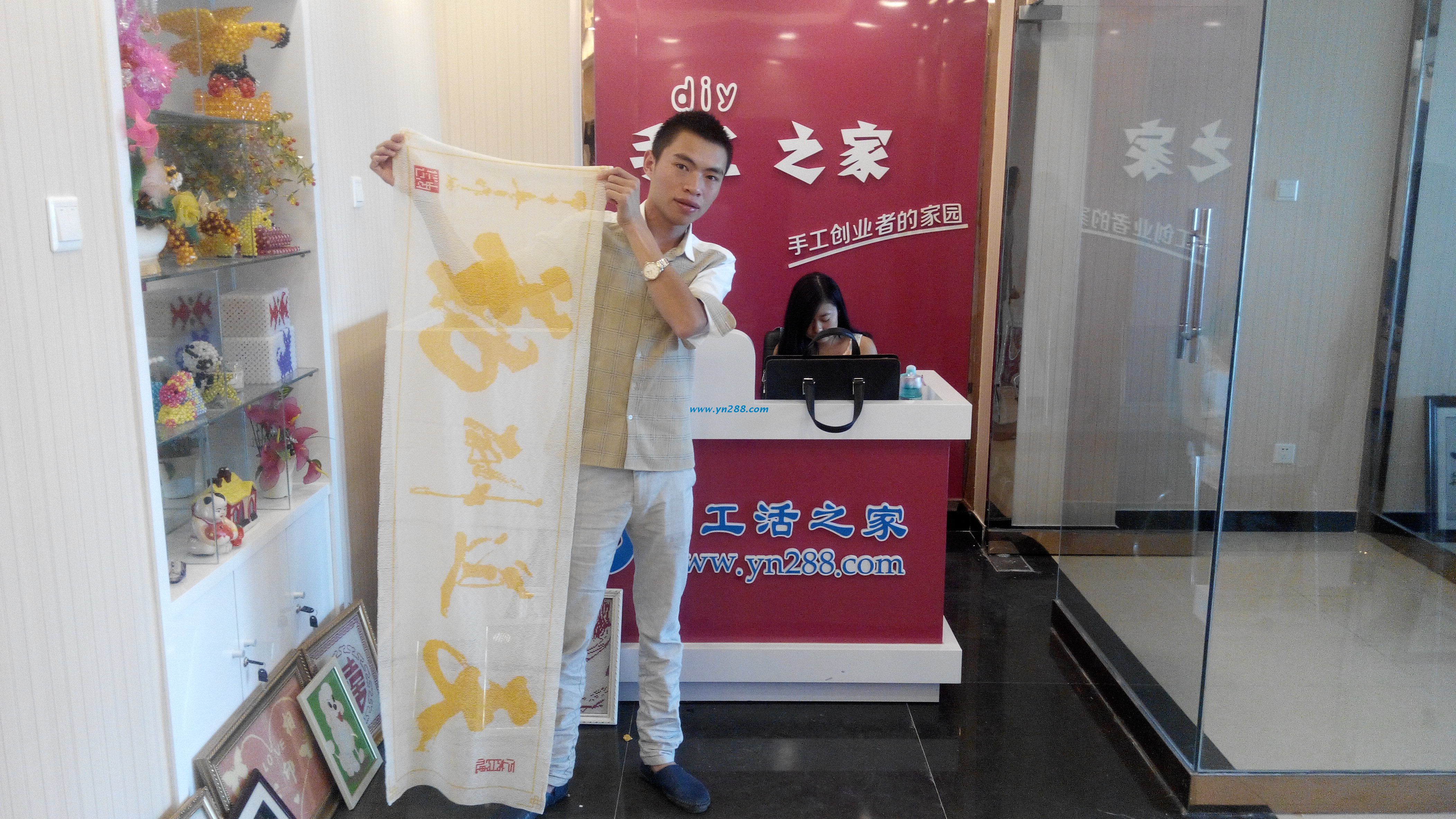 貴州小伙在家做手工活加工，創(chuàng)業(yè)精神令人感動(圖1)