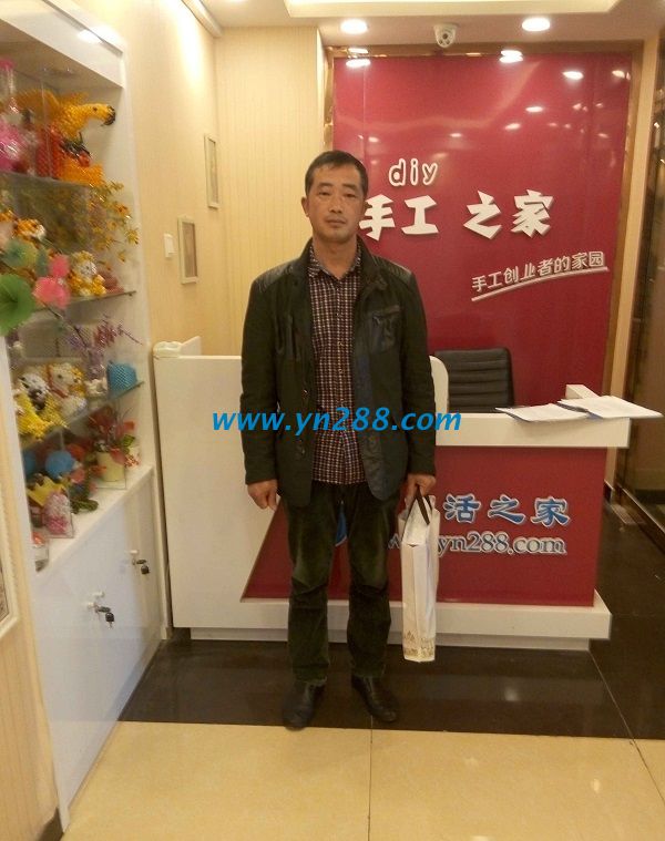 河南新鄉(xiāng)翟大叔來(lái)手工活之家總部考察，欲組織村里閑散人員婦女做手工活(圖1)