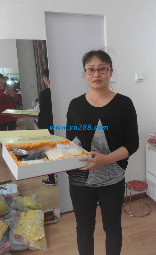 云南大理商貿城楊女士業(yè)余時間做手工活珠繡加工 云南大理商貿城楊女士業(yè)余時間做手工活珠繡加工(圖1)