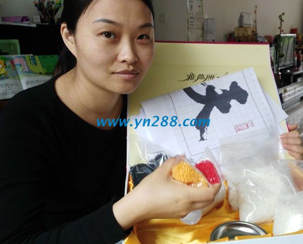 廣東佛山白領(lǐng)人員劉女士業(yè)余時(shí)間兼職做手工活珠繡加工 廣東佛山白領(lǐng)人員劉女士業(yè)余時(shí)間兼職做手工活珠繡加工(圖1)