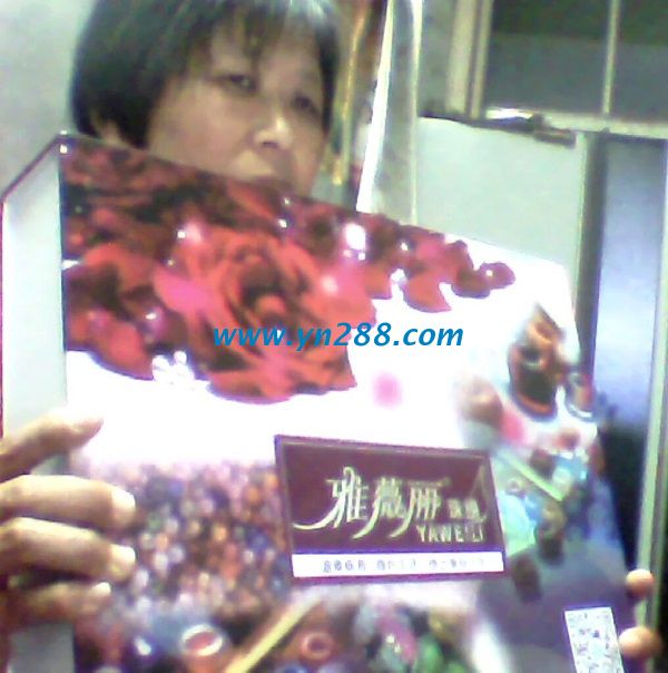 河南駐馬店王大媽在家?guī)O子之余又做手工活串珠掙錢 河南駐馬店王大媽在家?guī)O子之余又做手工活串珠掙錢(圖1)