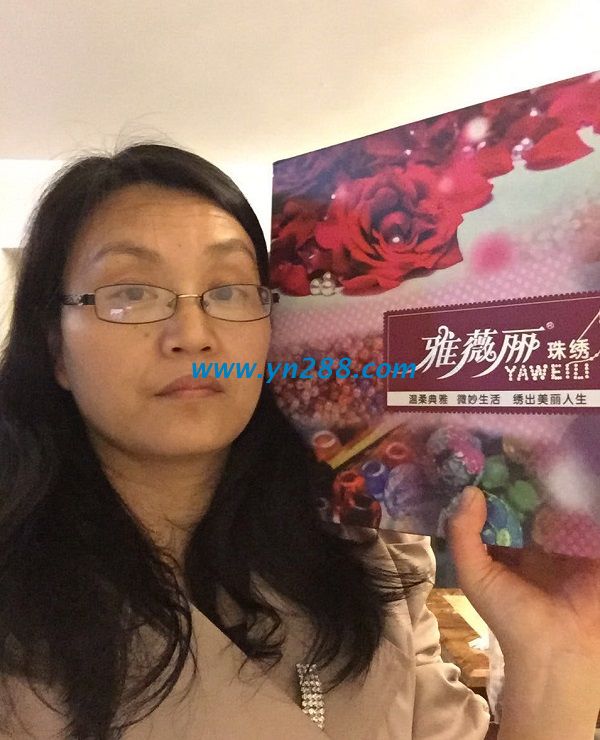 浙江臺州中學歷史教師張女士利用周末業(yè)余時間做手工活珠繡加工掙錢 浙江臺州中學歷史教師張女士利用周末業(yè)余時間做手工活珠繡加工掙錢(圖1)
