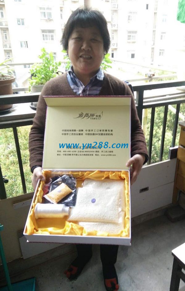 江蘇南京陸大媽在家?guī)O子之余又做手工活串珠掙錢 江蘇南京陸大媽在家?guī)O子之余又做手工活串珠掙錢(圖1)