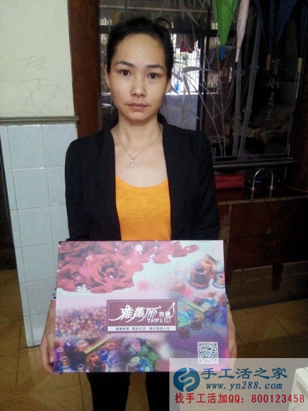 可兼職手工活，廣東珠海上班族梁女士業(yè)余時間做手工活珠繡增加收入(圖1)