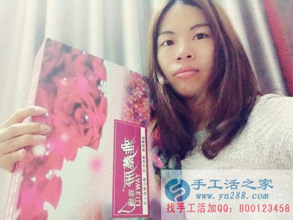 廣東湛江白領(lǐng)吳女士熱衷手工制作，業(yè)余時間做手工活珠繡增加收入(圖1)