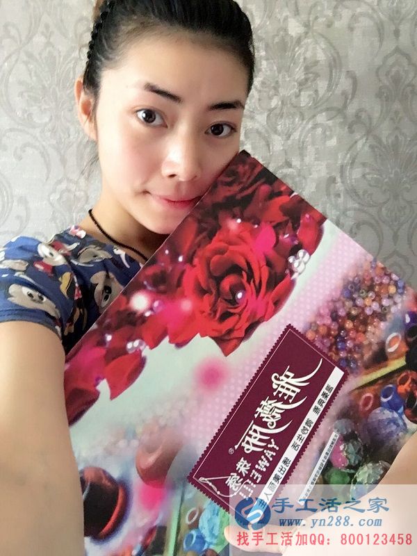 美女做手工活:陜西寶雞王女士業(yè)余時間做手工活串珠繡字畫增加收入 陜西寶雞王女士業(yè)余時間做手工活串珠繡字畫增加收入(圖1)