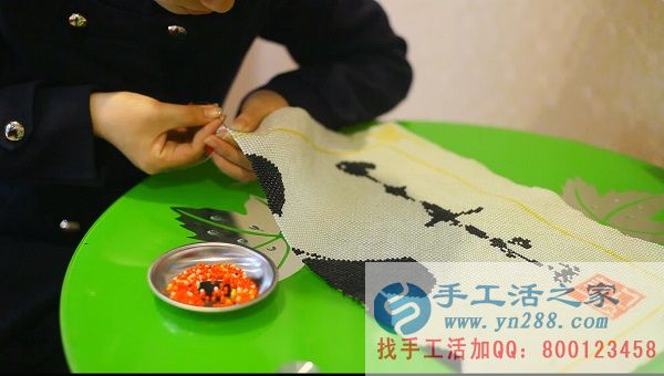 手工DIY串珠繡產(chǎn)品現(xiàn)場操作演示 手工活之家是社會閑散勞動力和個性情感消費市場的一座橋(圖1)