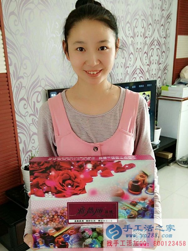 新疆美麗女孩單女士做手工活串珠繡業(yè)余時(shí)間賺錢增加收入 新疆美麗女孩單女士做手工活串珠繡業(yè)余時(shí)間賺錢增加收入(圖1)