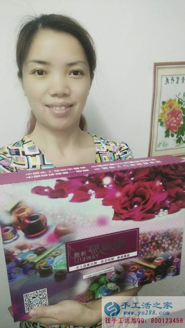 福建廈門肖女士熱衷于手工制作，業(yè)余時間做手工活串珠繡賺錢(圖1)