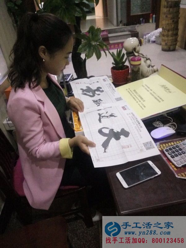 工作之余適合做點(diǎn)什么樣的兼職活？湖北襄陽劉女士找到手工活串珠繡(圖1)