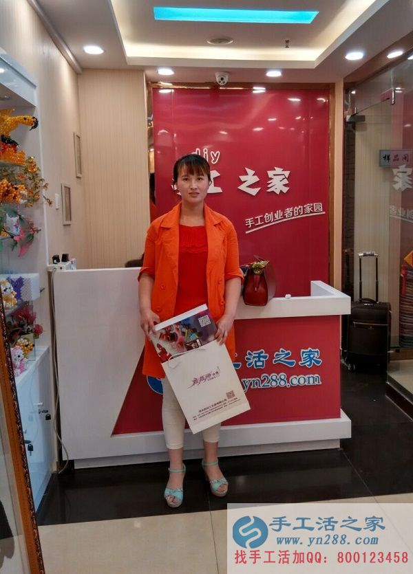 河南濮陽賈女士在公司前臺的留影 河南濮陽賈女士來手工活之家找到手工活創(chuàng)業(yè)好項目欲組織人做手工活(圖1)
