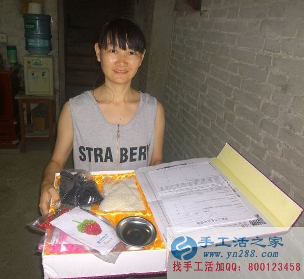 上有老下有小生活壓力大，廣東佛山李女士業(yè)余時間做手工活賺外快(圖1)