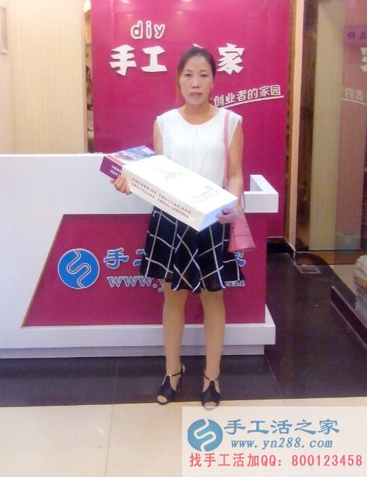 河南齊女士來(lái)手工活之家考察拿貨業(yè)余時(shí)間兼職做手工活串珠賺錢 河南齊女士來(lái)手工活之家考察拿貨業(yè)余時(shí)間兼職做手工活串珠賺錢(圖1)