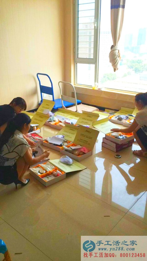 工作人員將禮盒一一檢查，包好