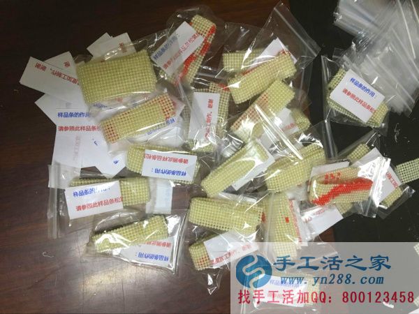 手工活之家外發(fā)加工2016年7月2日包貨記錄 將今天包裝的串珠繡所需要的樣品條整理在一起的特寫(xiě)照片
