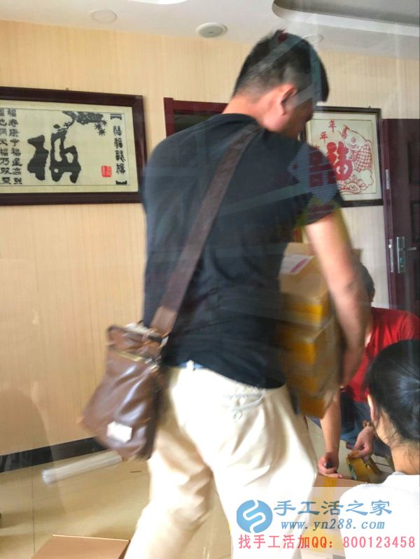 禮盒進行二次包裝后，快遞小哥來搬貨