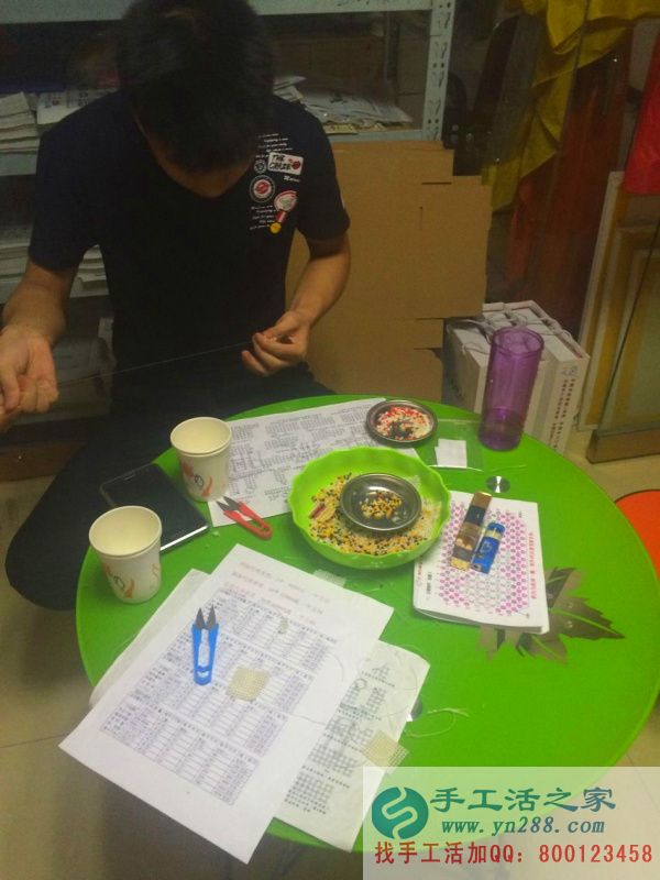 手工活之家工作人員正在認(rèn)真做手工活: 手工活之家工作人員正在認(rèn)真串珠
