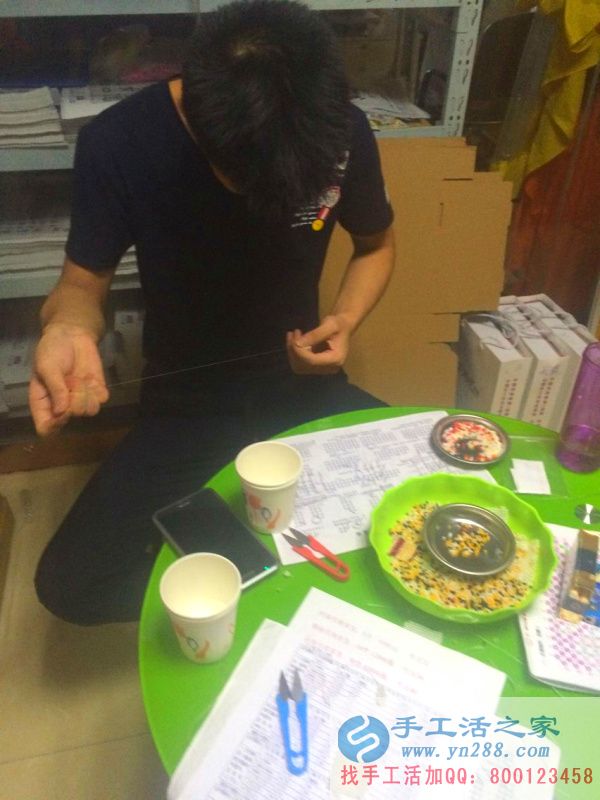 手工活之家工作人員正在認(rèn)真做手工活: 手工活之家工作人員正在認(rèn)真比照圖紙