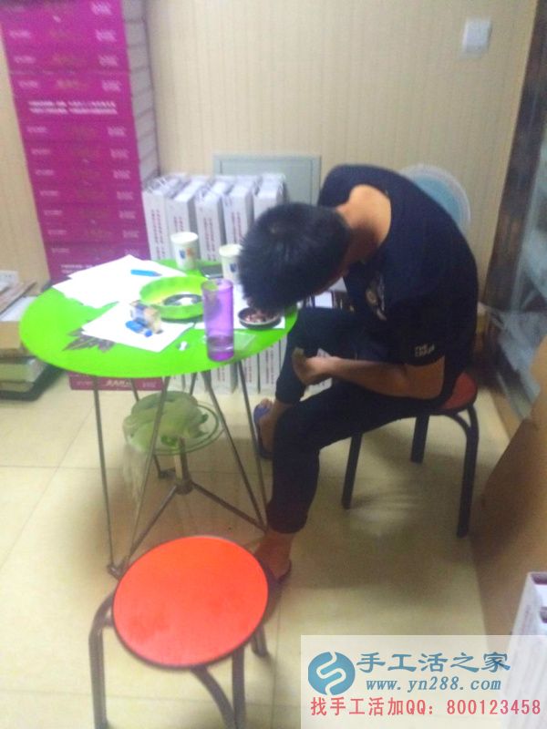 手工活之家工作人員正在認(rèn)真做手工活: 大家有沒有覺得認(rèn)真做串珠的人最帥!