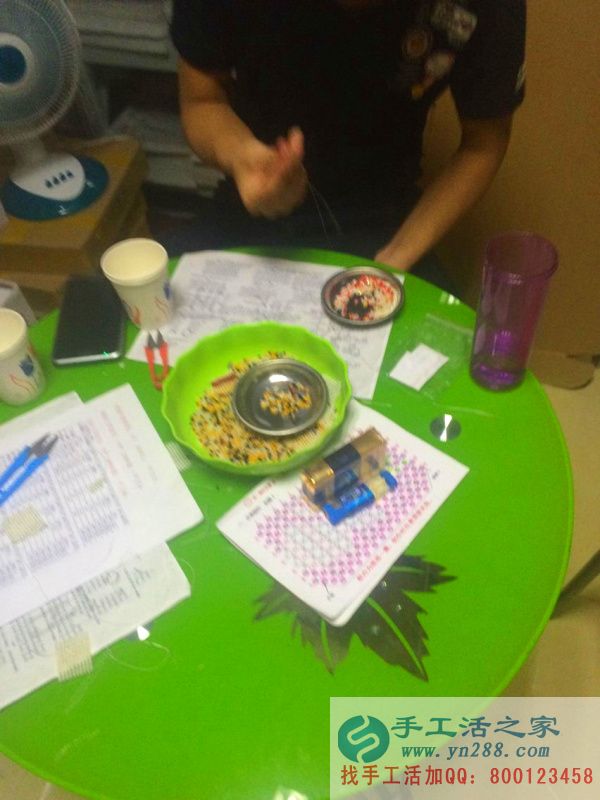手工活之家工作人員正在認(rèn)真做手工活: 大珠小珠落玉盤