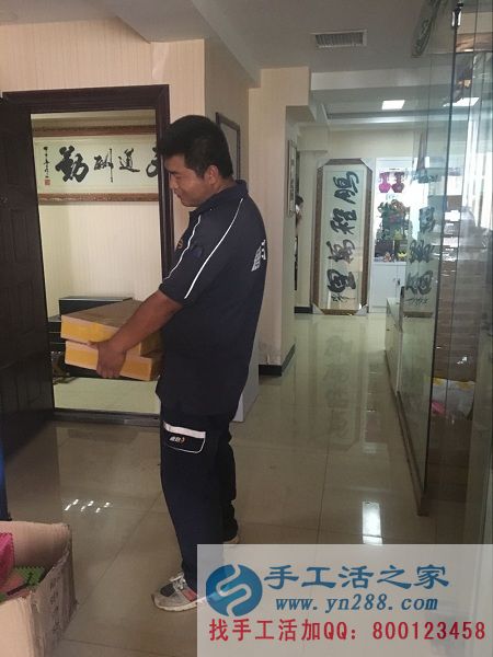 快遞小哥正在搬貨，被紙抽盒吸引的走不動啦