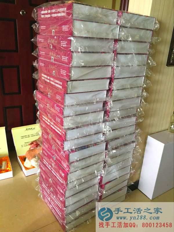 所有材料都放齊后，禮盒進(jìn)行密封中