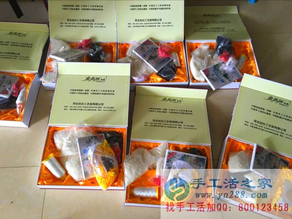 手工活之家網(wǎng)的員工將串珠繡所需要的材料、工具、光盤放入禮盒中