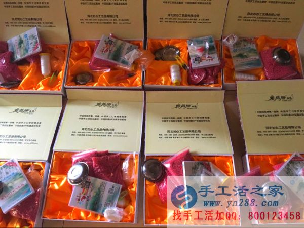 紅色仿珍珠、特制線、光盤放入禮盒中