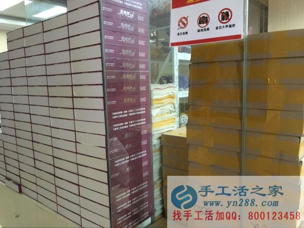 滿目整齊的禮盒，如待檢閱的士兵，震撼你我心靈