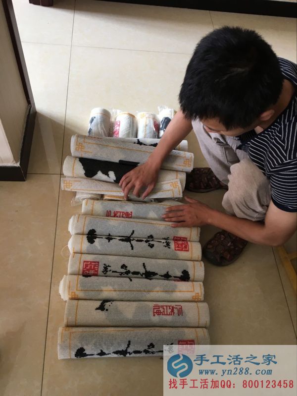驗收部門將合格的串珠繡作品認(rèn)真排列