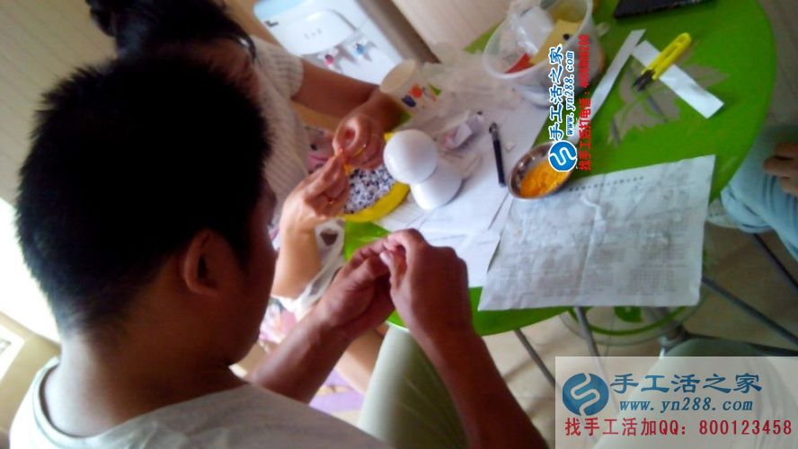 河南濟(jì)源退伍軍人王先生來手工活之家尋找合作項(xiàng)目，看好串珠繡產(chǎn)品加工