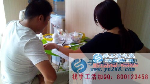 河南濟(jì)源退伍軍人王先生來手工活之家尋找合作項(xiàng)目，看好串珠繡產(chǎn)品加工
