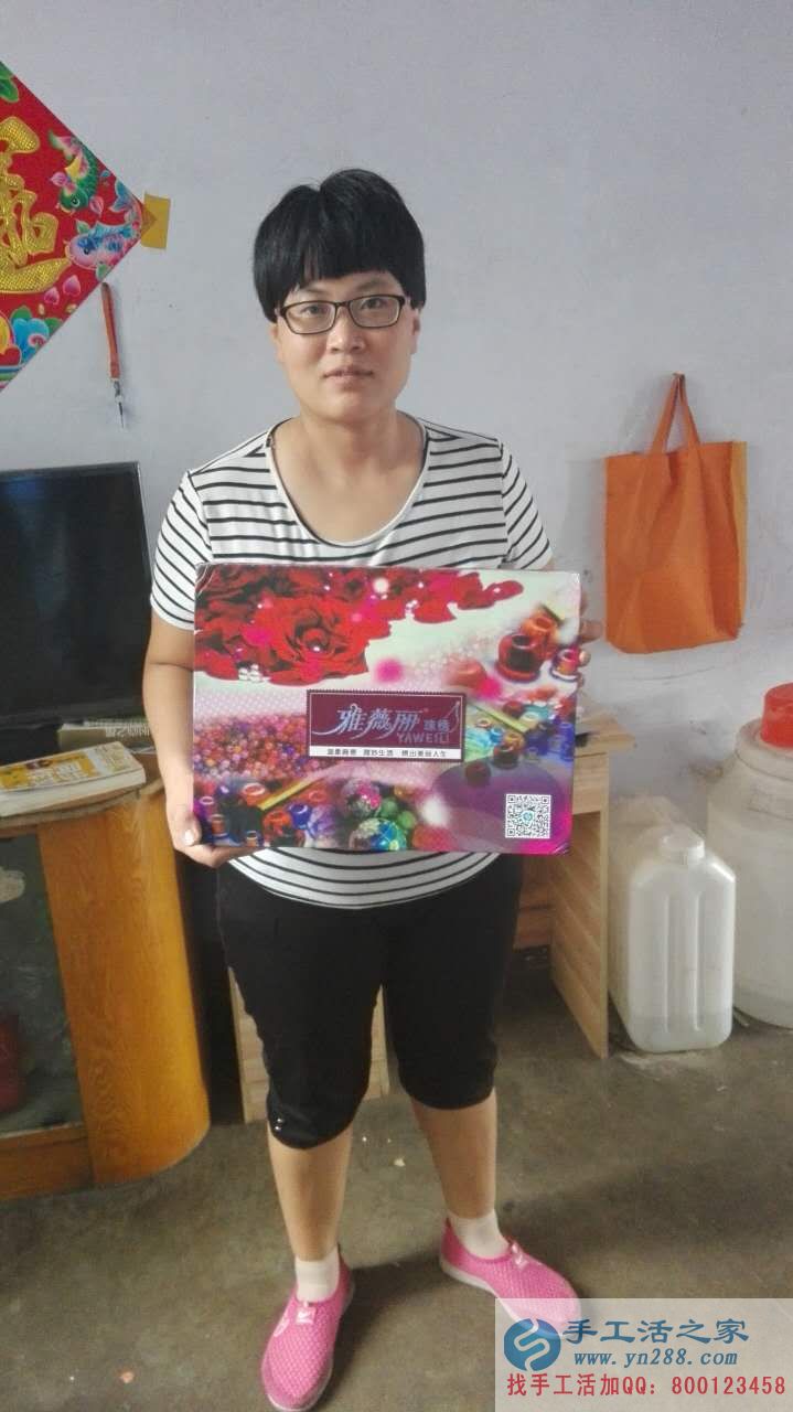 山東泰安鞏大姐在家做手工活串珠繡致富賺錢(qián)奔小康 山東泰安鞏大姐在家做手工活串珠繡致富賺錢(qián)奔小康