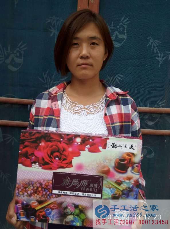 山東濟(jì)寧鄉(xiāng)村教師王女士兼職手工活串珠繡賺錢致富改善生活！