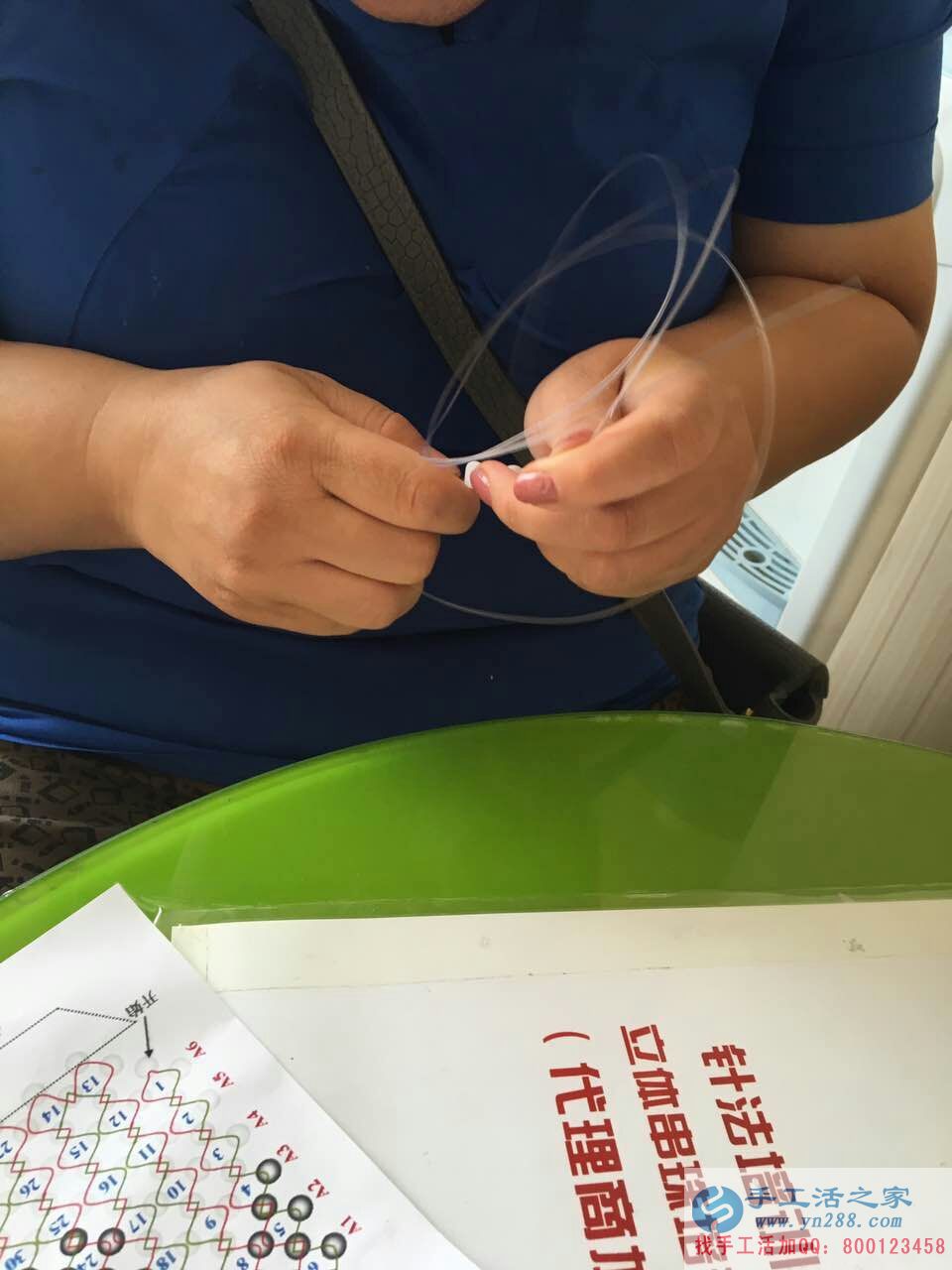 在家兼職工作有哪些？河南濟(jì)源農(nóng)村閆大姐帶孩子做串珠繡