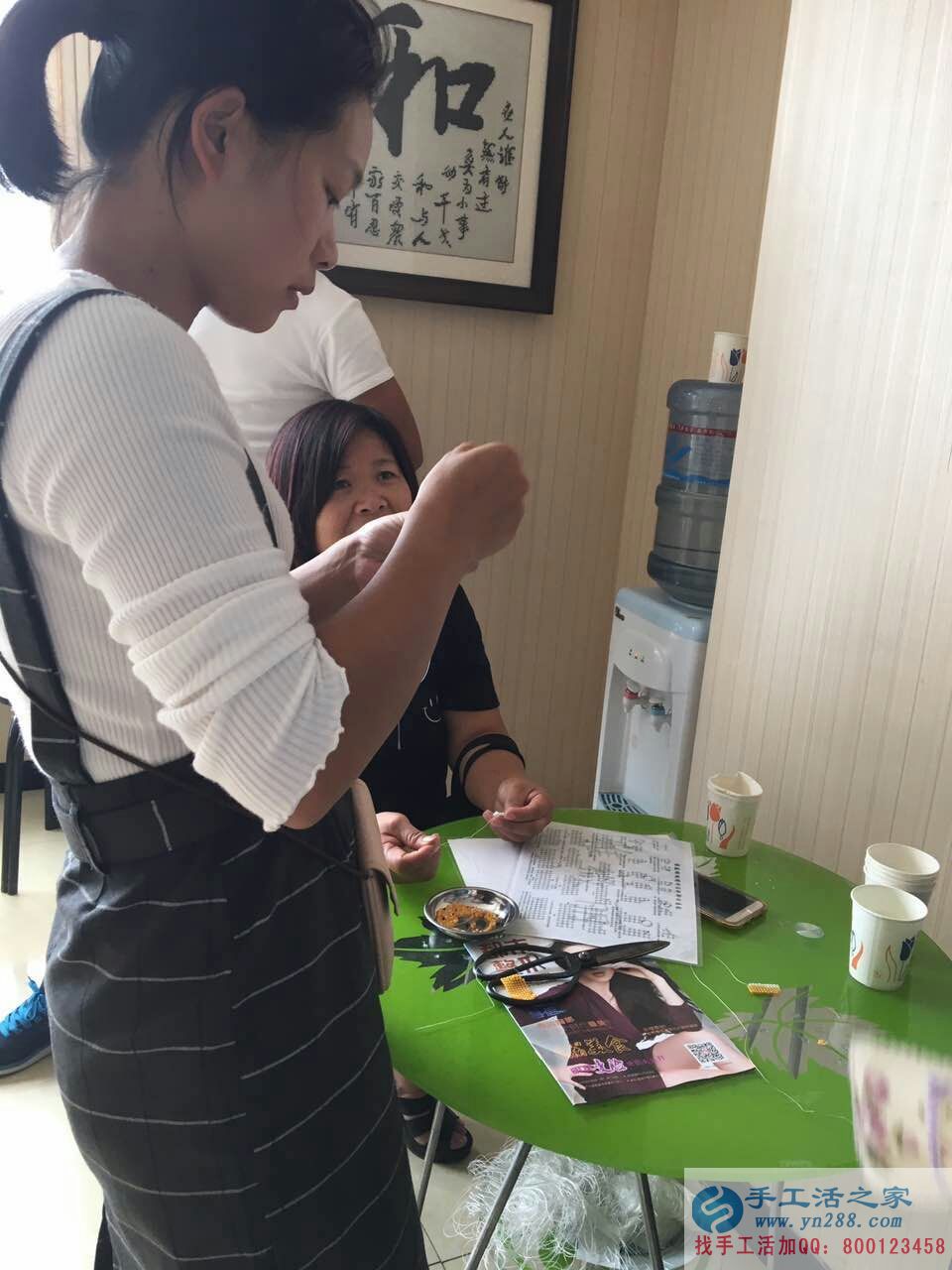 浙江麗水何女士在家做手工活串珠繡致富賺錢好項目 浙江麗水何女士在家做手工活串珠繡致富賺錢好項目