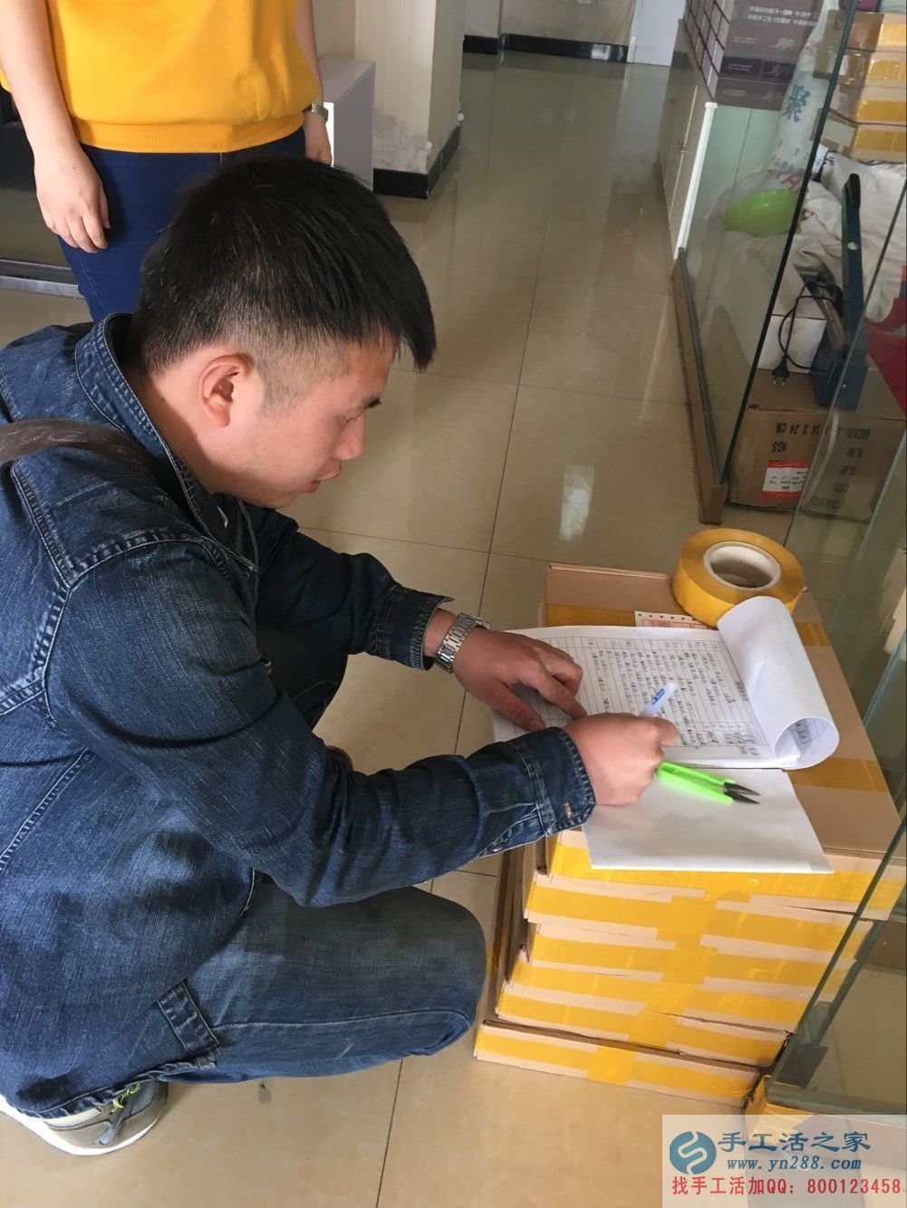 在家能做的兼職，邢臺理發(fā)店老板前來手工活之家做串珠加工外發(fā)
