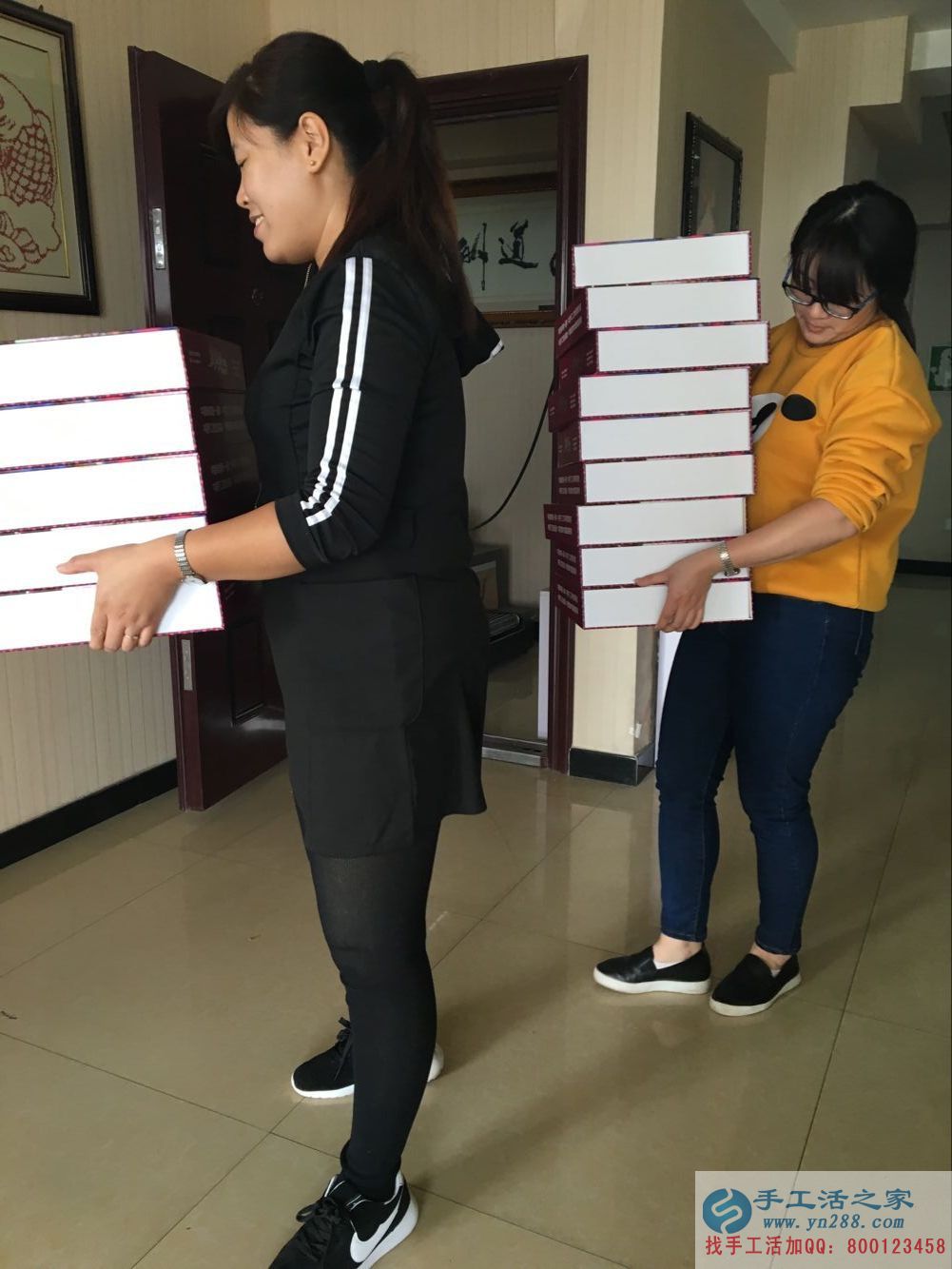 在家能做的兼職，邢臺理發(fā)店老板前來手工活之家做串珠加工外發(fā)——手工活之家員工正在準(zhǔn)備外發(fā)的材料
