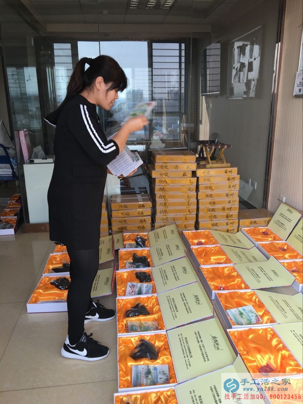 在家能做的兼職，邢臺理發(fā)店老板前來手工活之家做串珠加工外發(fā)