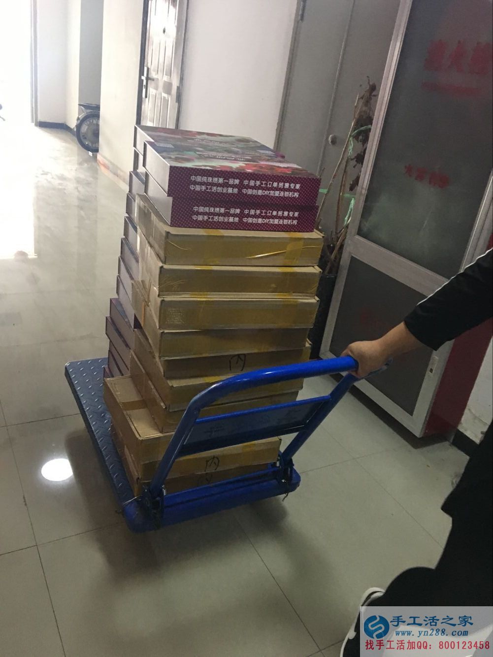 不受季節(jié)影響的手工活致富項(xiàng)目:安徽安慶王大姐做手工活賺錢 不受季節(jié)影響的手工活致富項(xiàng)目:安徽安慶王大姐做手工活賺錢