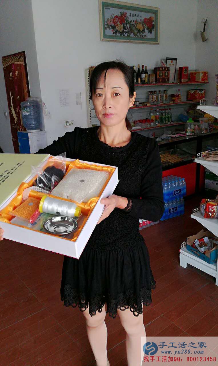 湖北王芳女士在家做手工活串珠繡加工賺錢改善家庭狀況 湖北王芳女士在家做手工活串珠繡加工賺錢改善家庭狀況