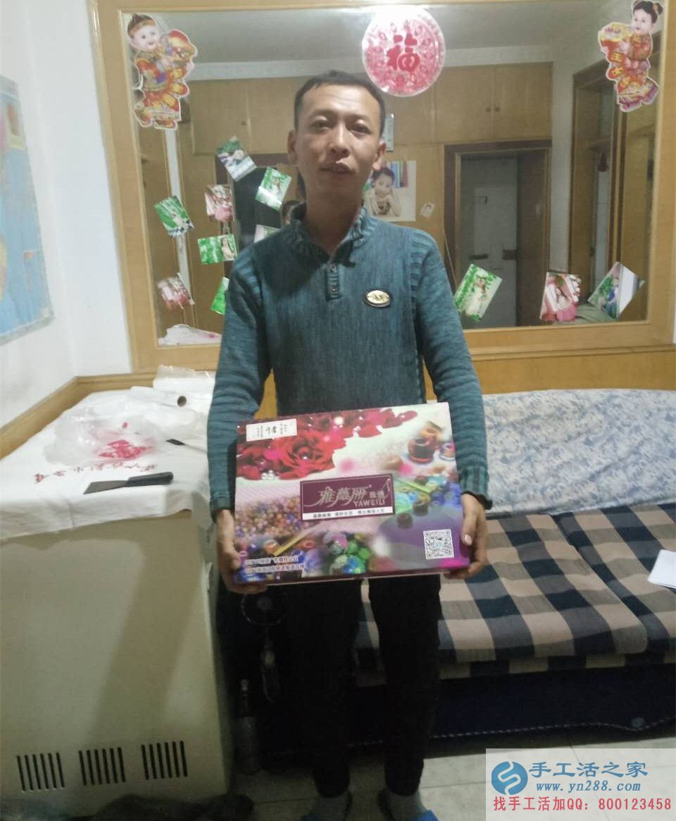 上班族業(yè)余賺錢好項(xiàng)目:黑龍江鄭先生做手工活加工賺外快 上班族業(yè)余賺錢好項(xiàng)目:黑龍江鄭先生做手工活加工賺外快