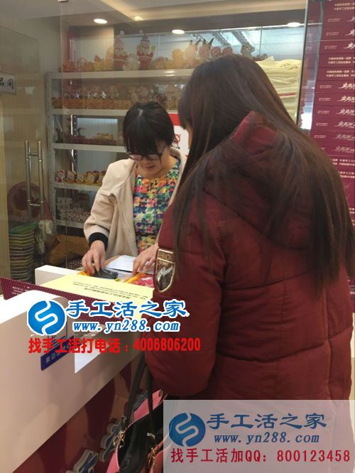 海南萬(wàn)寧市心靈手巧的盧女士在家做手工活串珠繡致富 海南萬(wàn)寧市心靈手巧的盧女士在家做手工活串珠繡致富