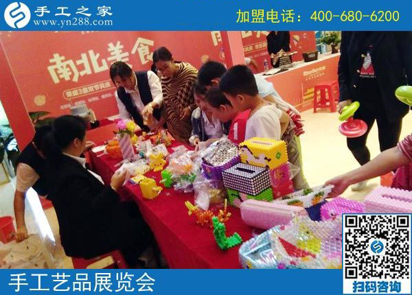 開糧店的老哥做彩珠繡，河南商水胡先生堅持做正規(guī)供料的手工活掙錢