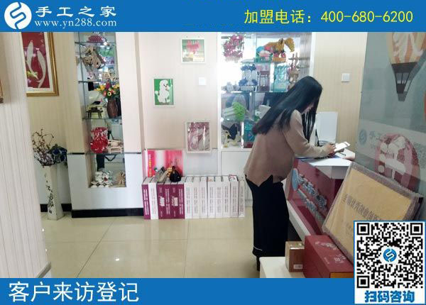 對這個(gè)可以寄到家做的手工活很滿意，四川瀘州李女士很樂意跟周圍的人分享