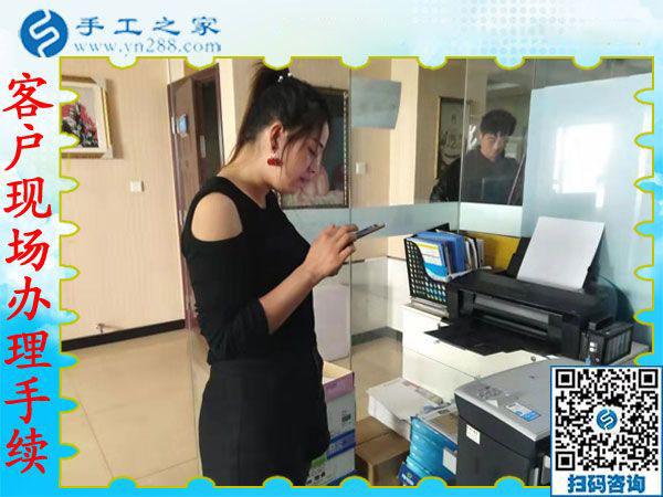 12月11日，手工活在家賺錢，賺錢的手工活加盟項目就是珠繡外發(fā)手工活，手工之家接待考察加工客戶剪影