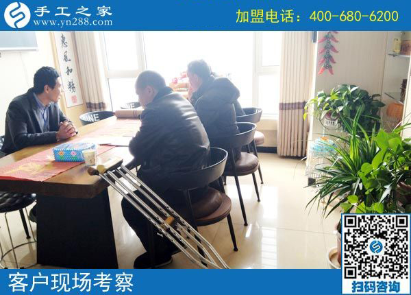 湖南一50歲殘疾老人拄著雙拐，2000多里路程來到手工之家為哪般？(圖2)