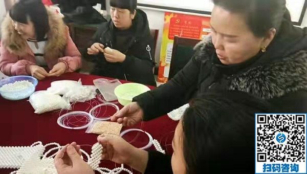 走進社區(qū)，讓珠繡手工成為大家脫貧致富的一件法寶！----記手工之家走進社區(qū)培訓(xùn)串珠手工活動