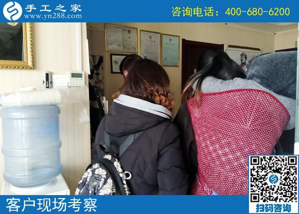 “想掙錢，就得長期有活，隔三差五才有活兒的不掙錢！”廣西百色黃女士找到珠繡免押金手工活后這樣說