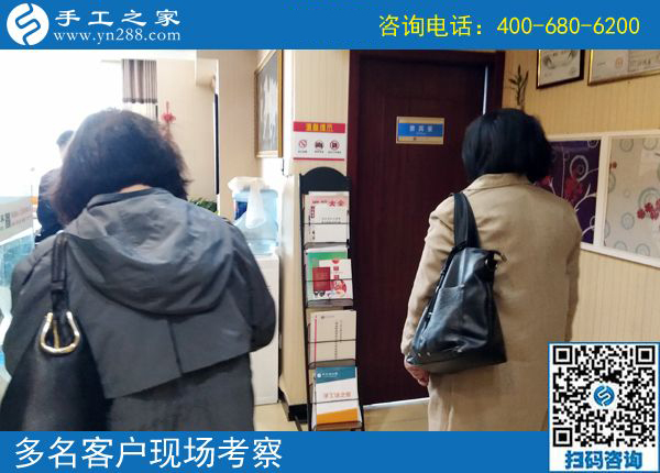 同事們不解、佩服、埋怨，吉林四平張女士沒有把這個可以帶回家做的手工活告訴大家